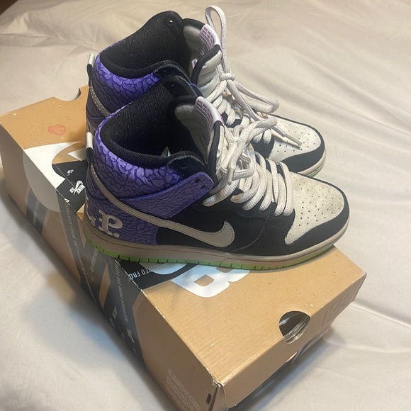 Nike SB dunk “Send Help”